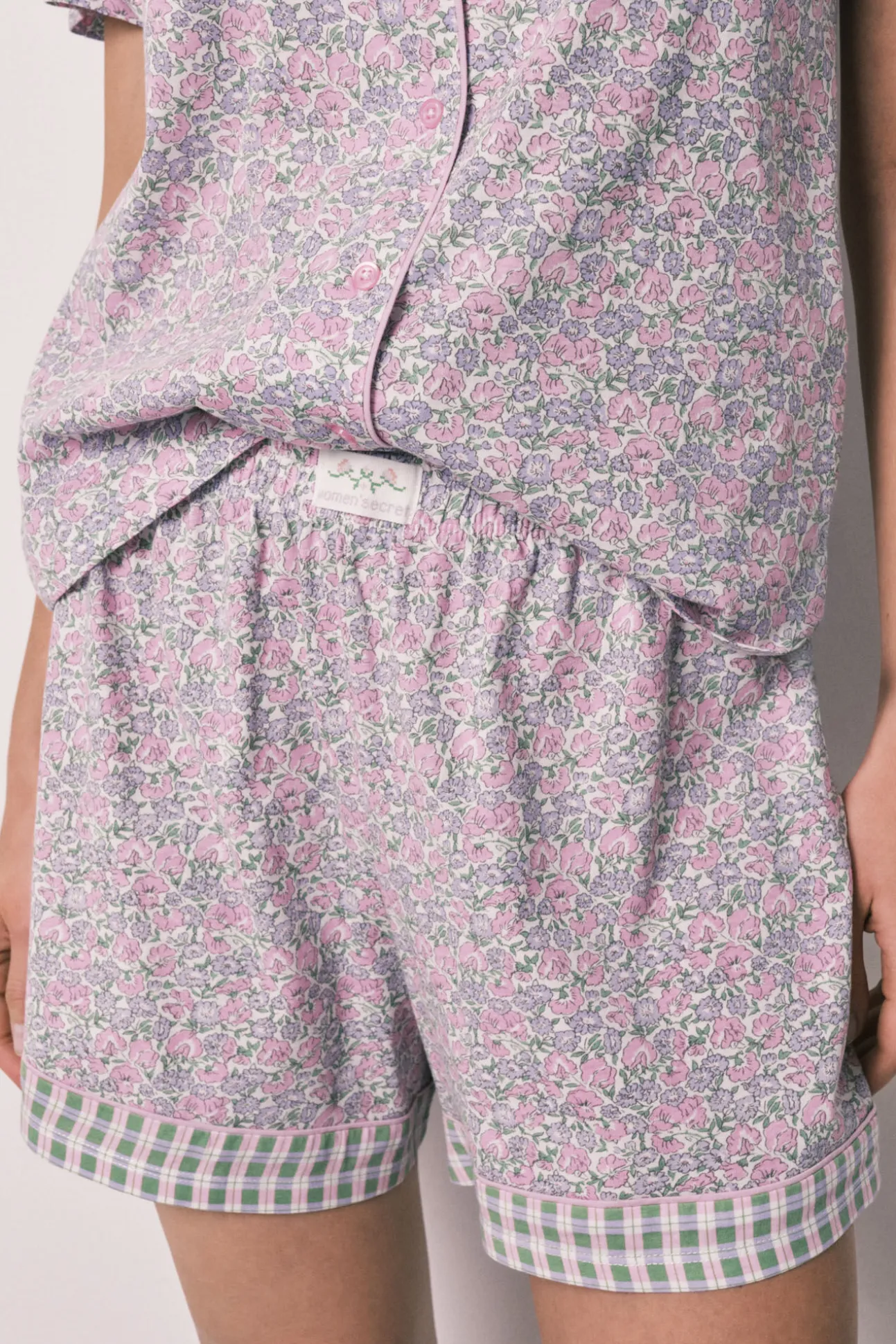 Pijama curto camiseiro em algodão com florzinhas