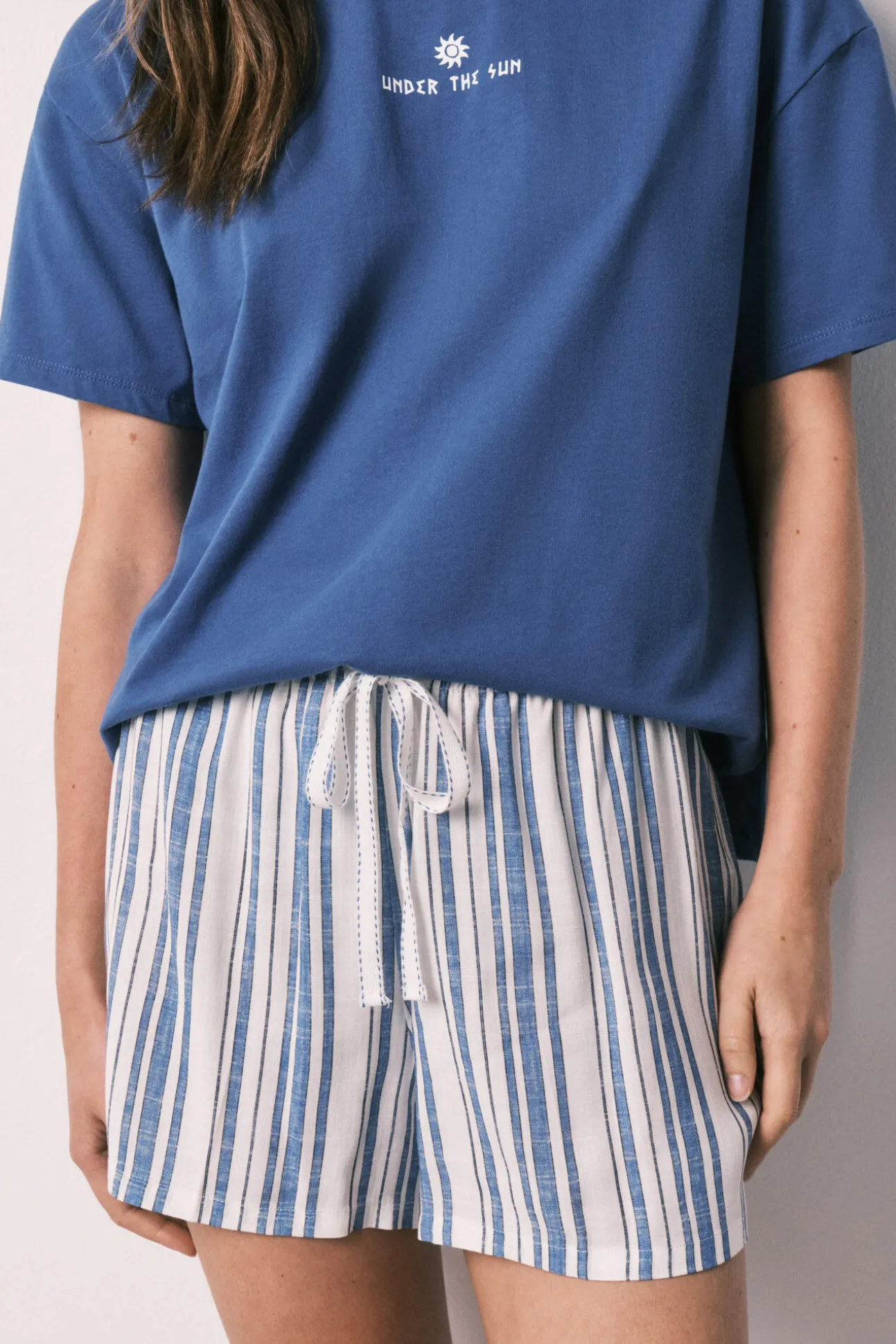 Pijama curto em algodão e viscose às riscas azul