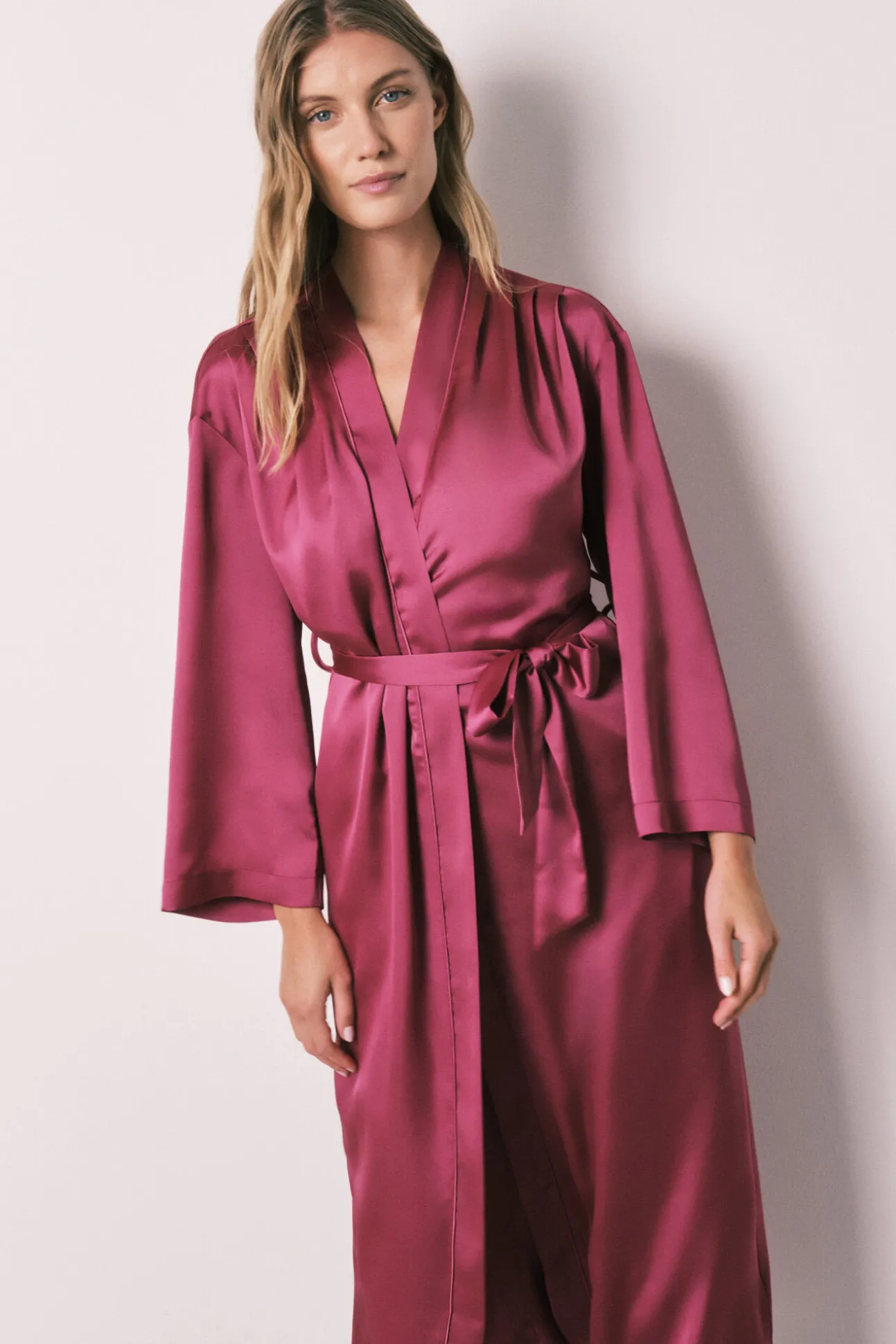 Robe comprida acetinada com folhos