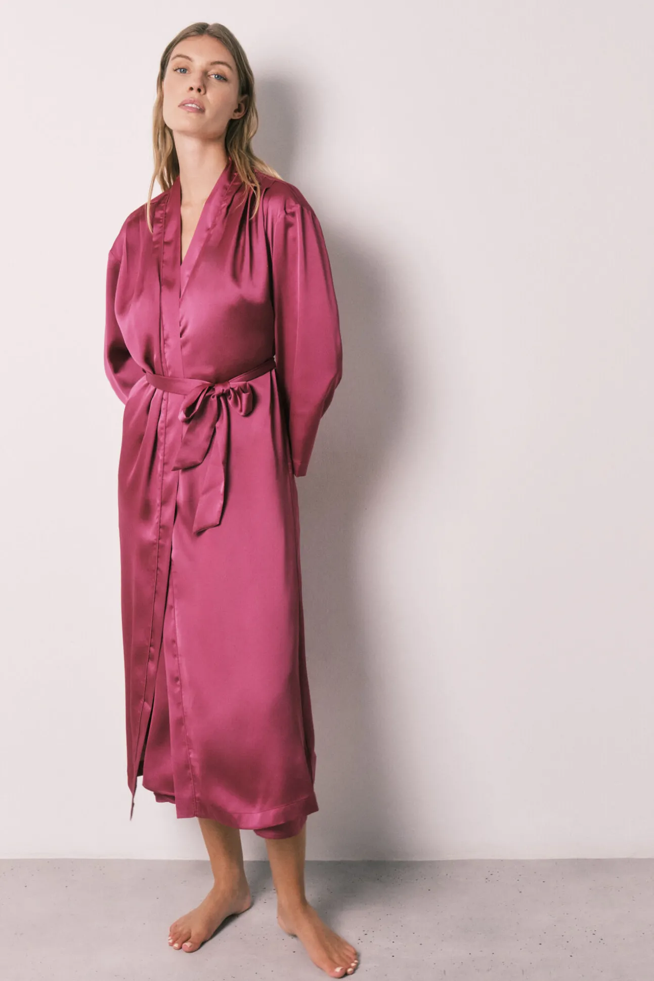 Robe comprida acetinada com folhos