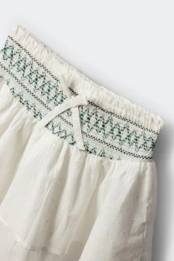 Saia bordada para menina