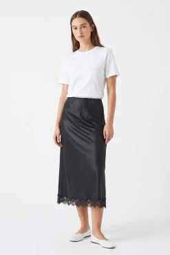 Saia midi acetinada de renda