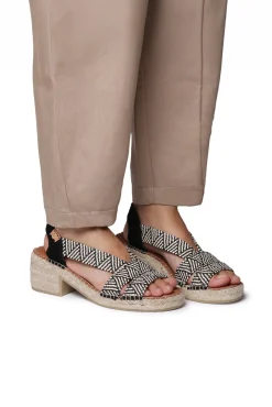 Sandália de salto com elásticos