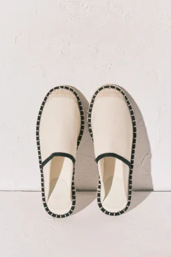 Sandália plana mule bicolor