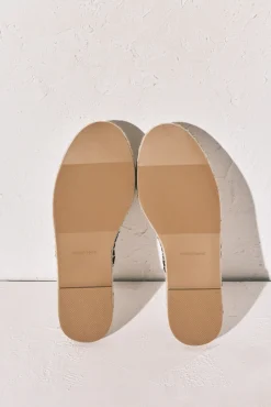 Sandália plana mule bicolor