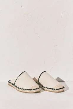 Sandália plana mule bicolor
