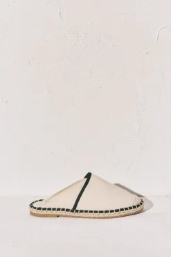 Sandália plana mule bicolor