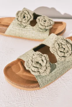 Sandálias bio em ráfia com flor de crochet verde