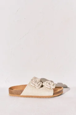 Sandálias bio em ráfia com flor de crochet bege