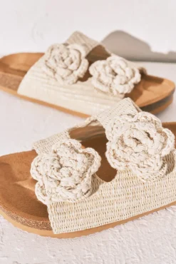 Sandálias bio em ráfia com flor de crochet bege