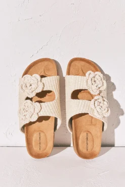 Sandálias bio em ráfia com flor de crochet bege