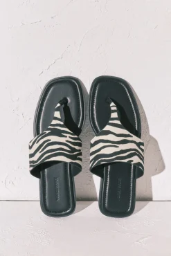 Sandálias rasas de dedo estampado zebra