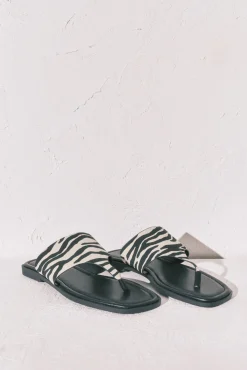 Sandálias rasas de dedo estampado zebra