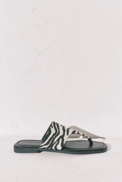 Sandálias rasas de dedo estampado zebra