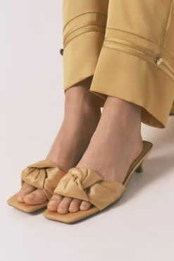 Sandálias salto kitten cetim mostarda