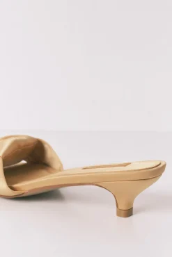 Sandálias salto kitten cetim mostarda