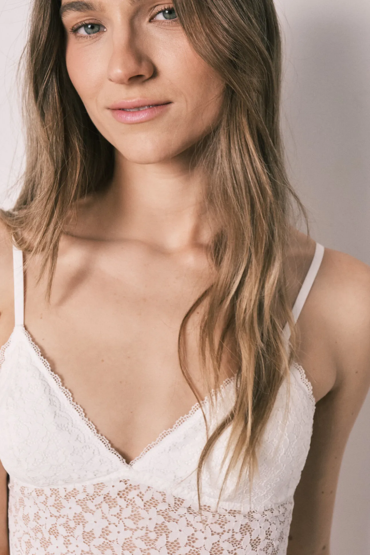 Soutien bralette triangular em renda branco