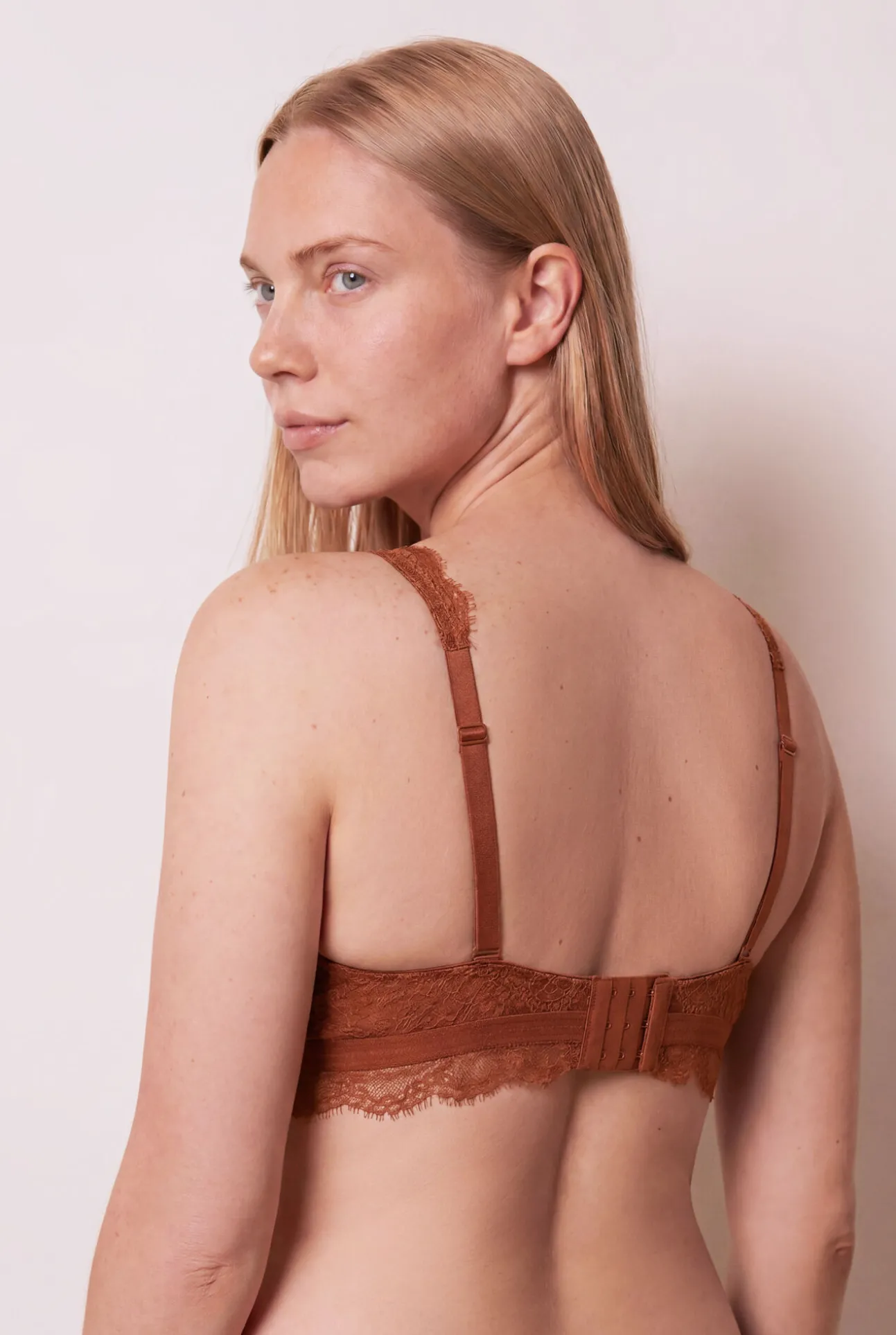Soutien halter com enchimento em renda marrom INTUITIVE