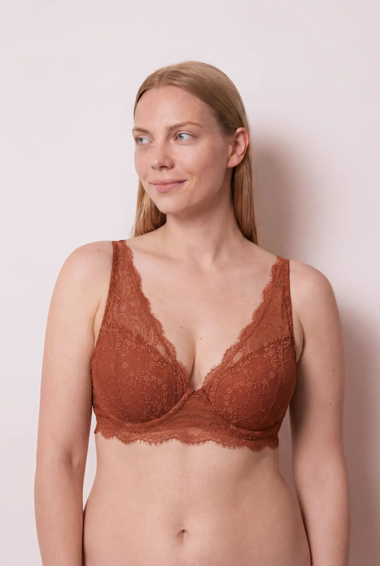 Soutien halter com enchimento em renda marrom INTUITIVE