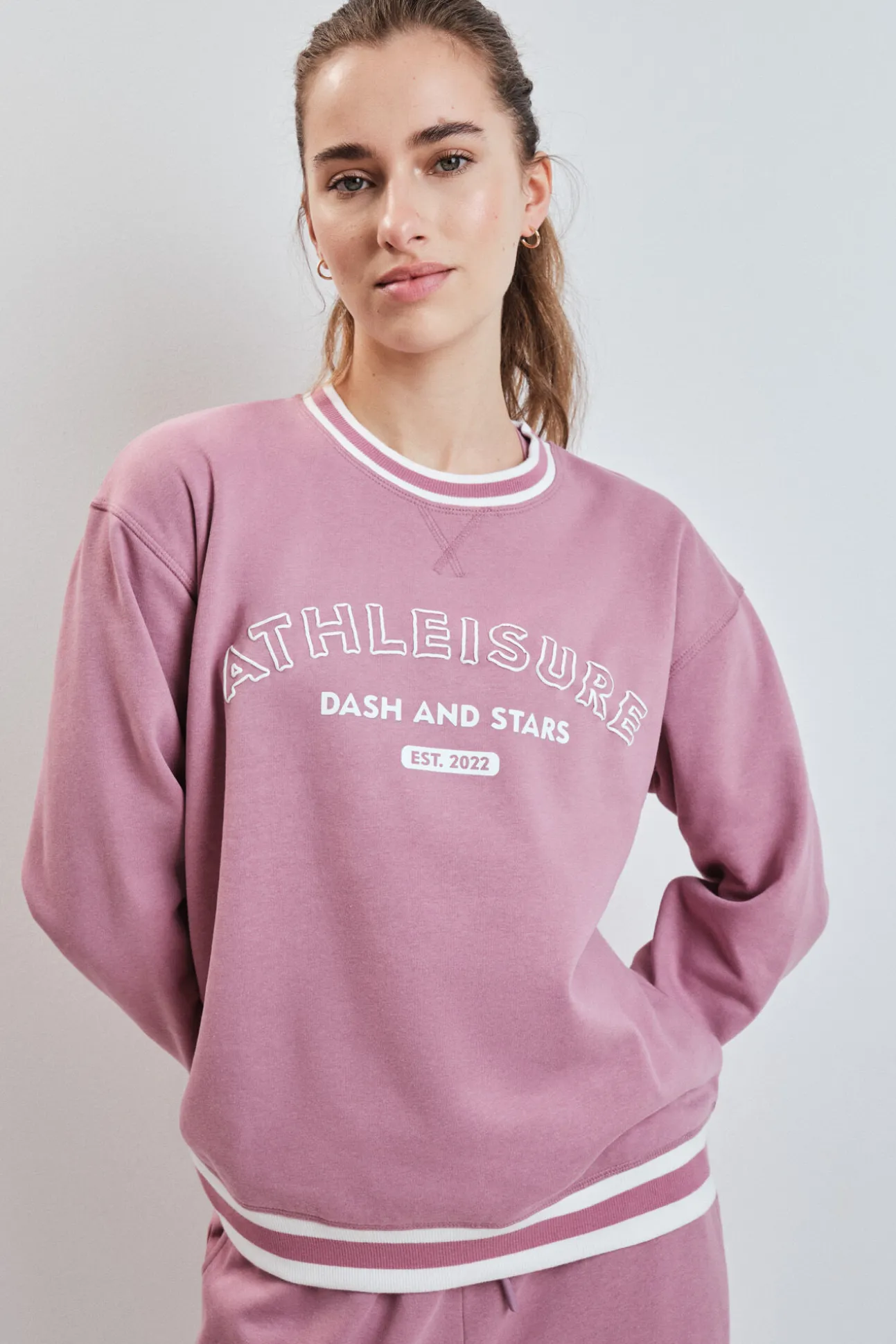 Sweatshirt college em felpa rosa