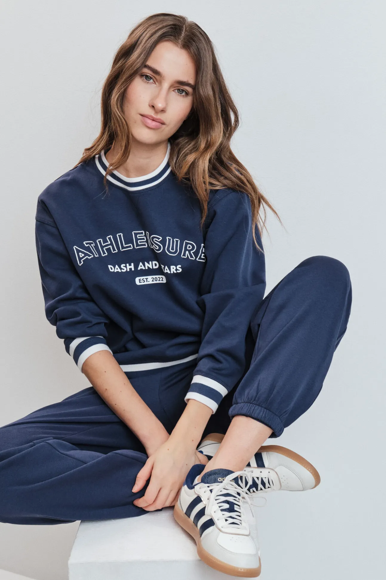 Sweatshirt college em moletão azul