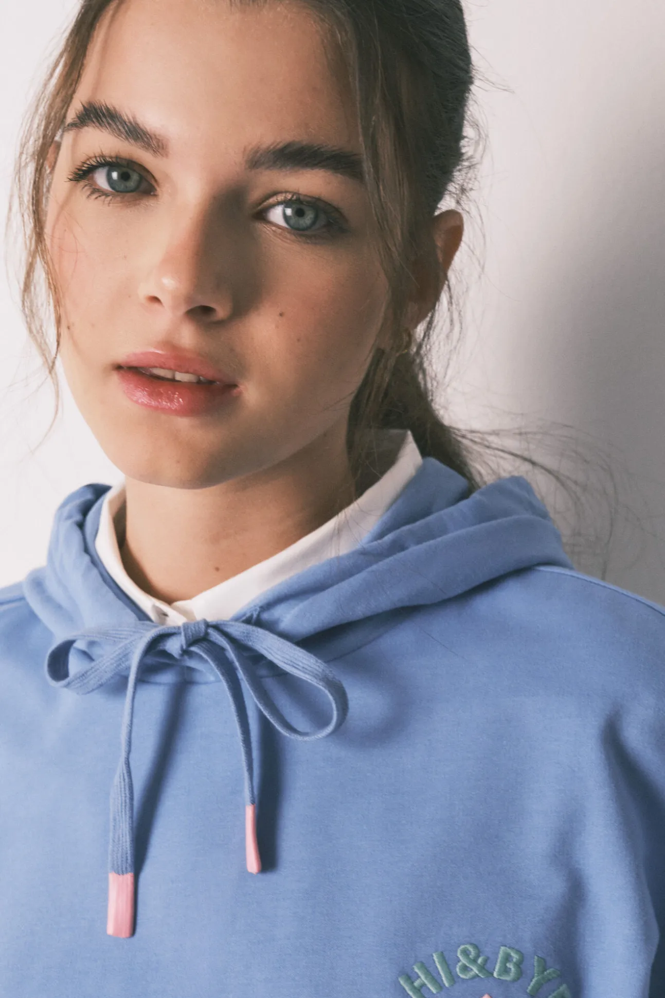 Sweatshirt com capuz em felpa de algodão azul
