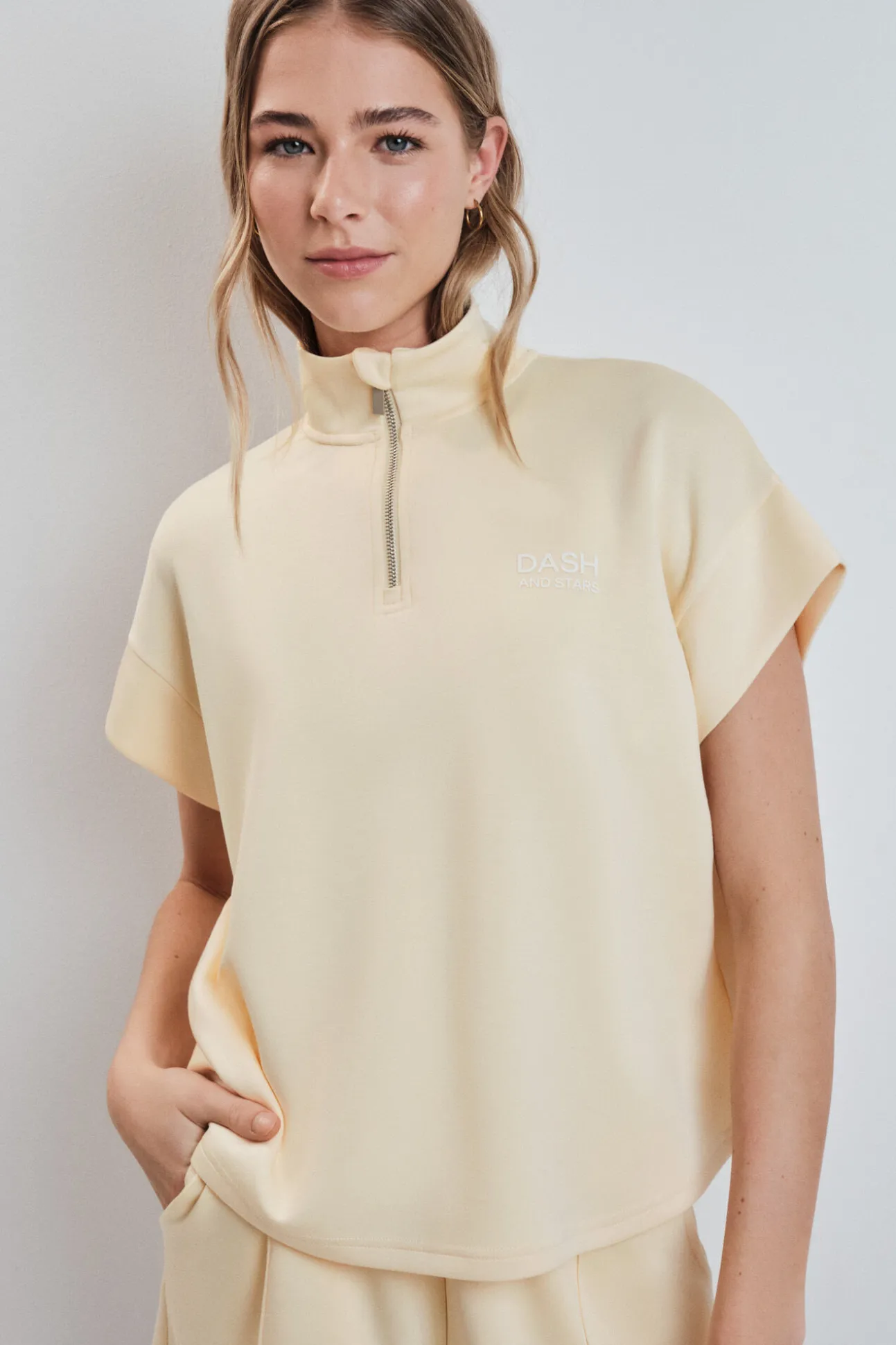 Sweatshirt manga curta em viscose suave amarela