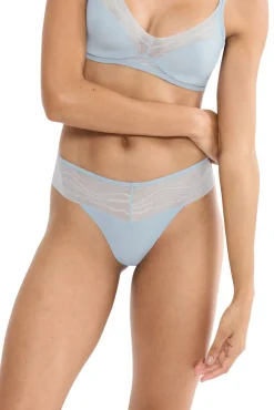 Tanga de renda invisível