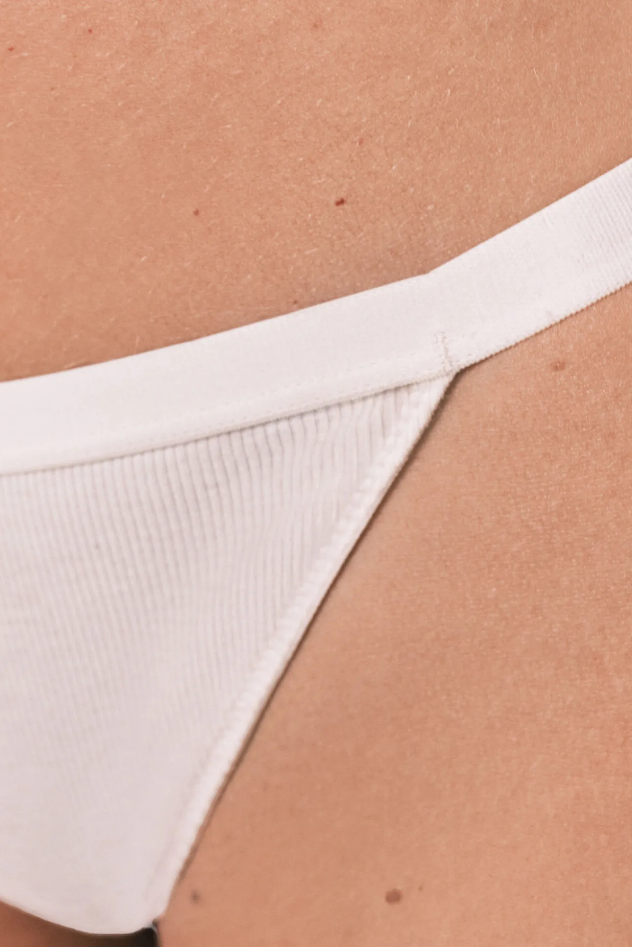 Tanga de tiras canelado em algodão bege