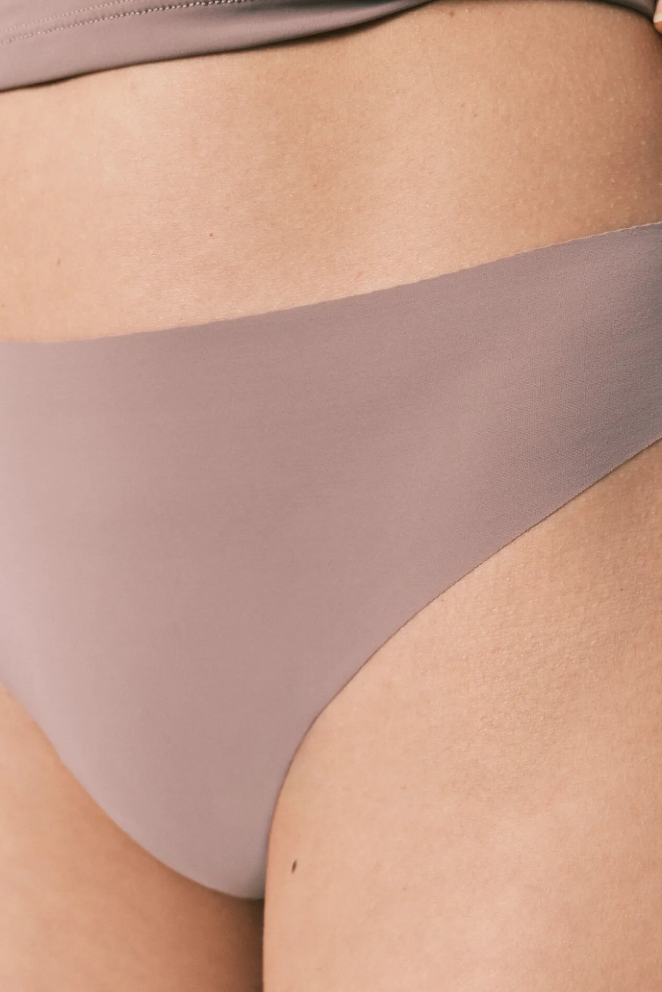 Tanga em microfibra clean cut marrom