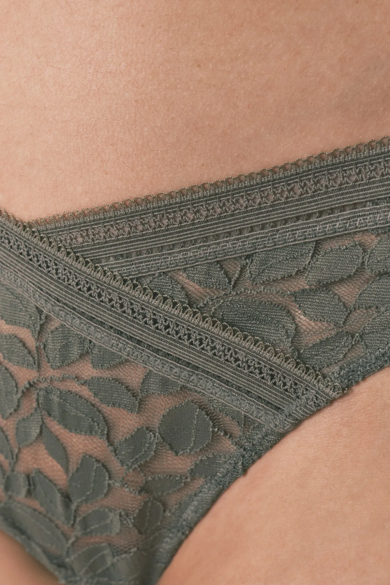 Tanga em renda cintura em V caqui