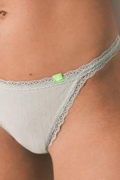 Tanga sem costura em renda verde