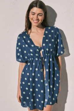 Túnica curta em crepe leve estampado de bolinhas