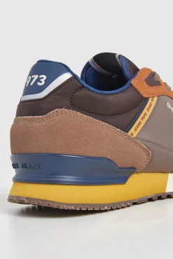 Tênis de corrida combinados