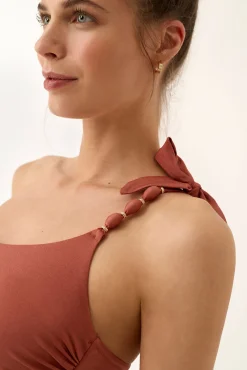 Top biquíni bandeau assimétrico com aros