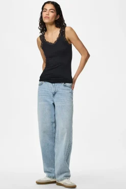 Top com detalhe de renda