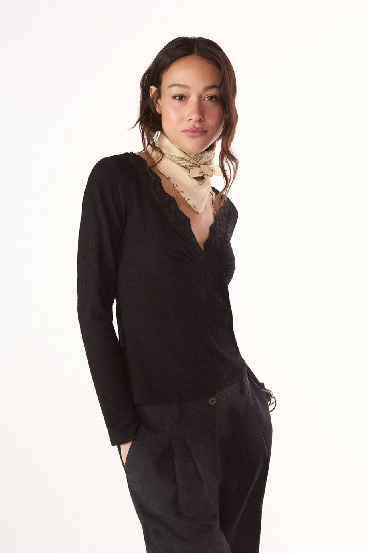 Top com estrutura e detalhes de renda