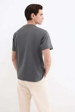 T-shirt com logo grande