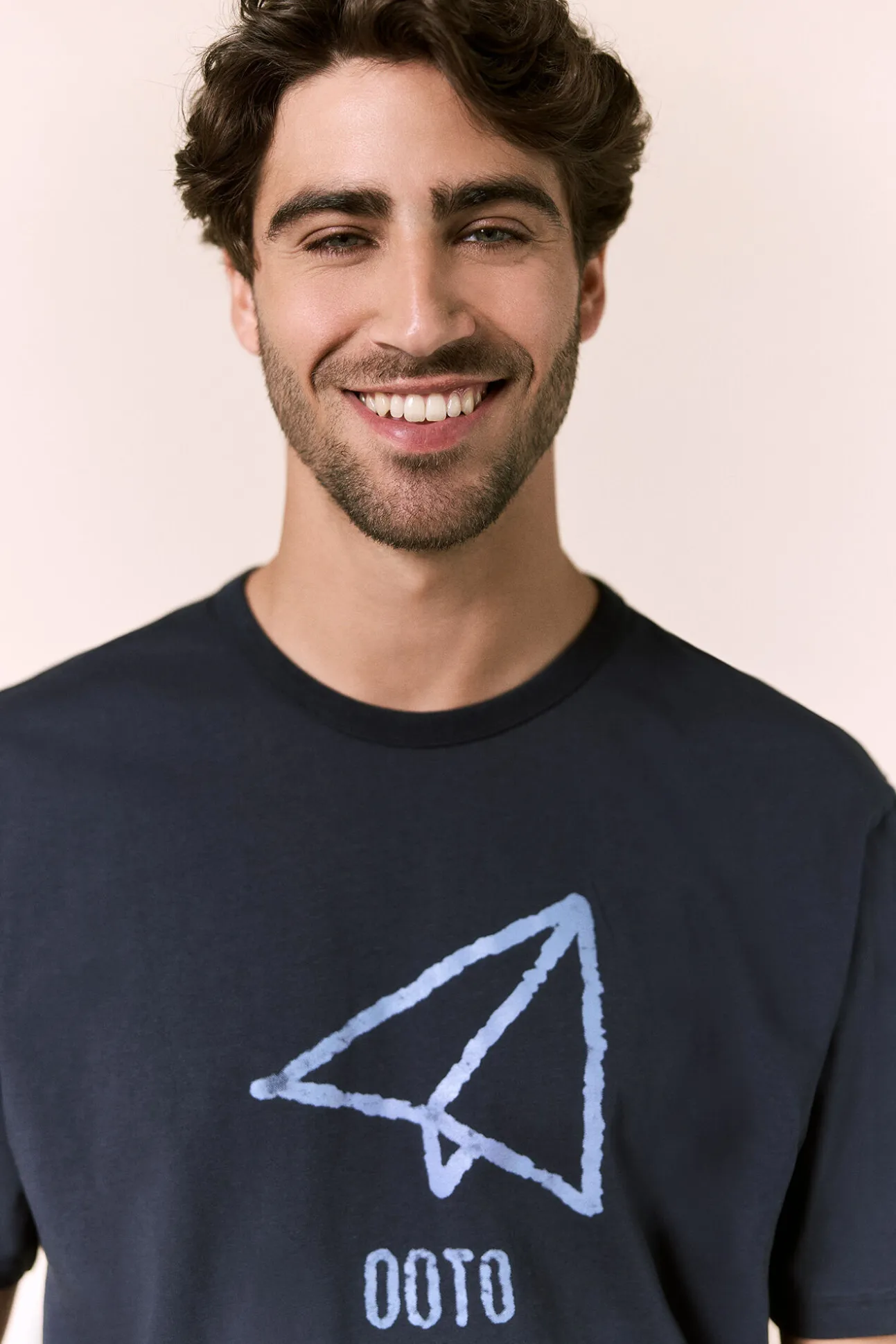 T-shirt com logo grande