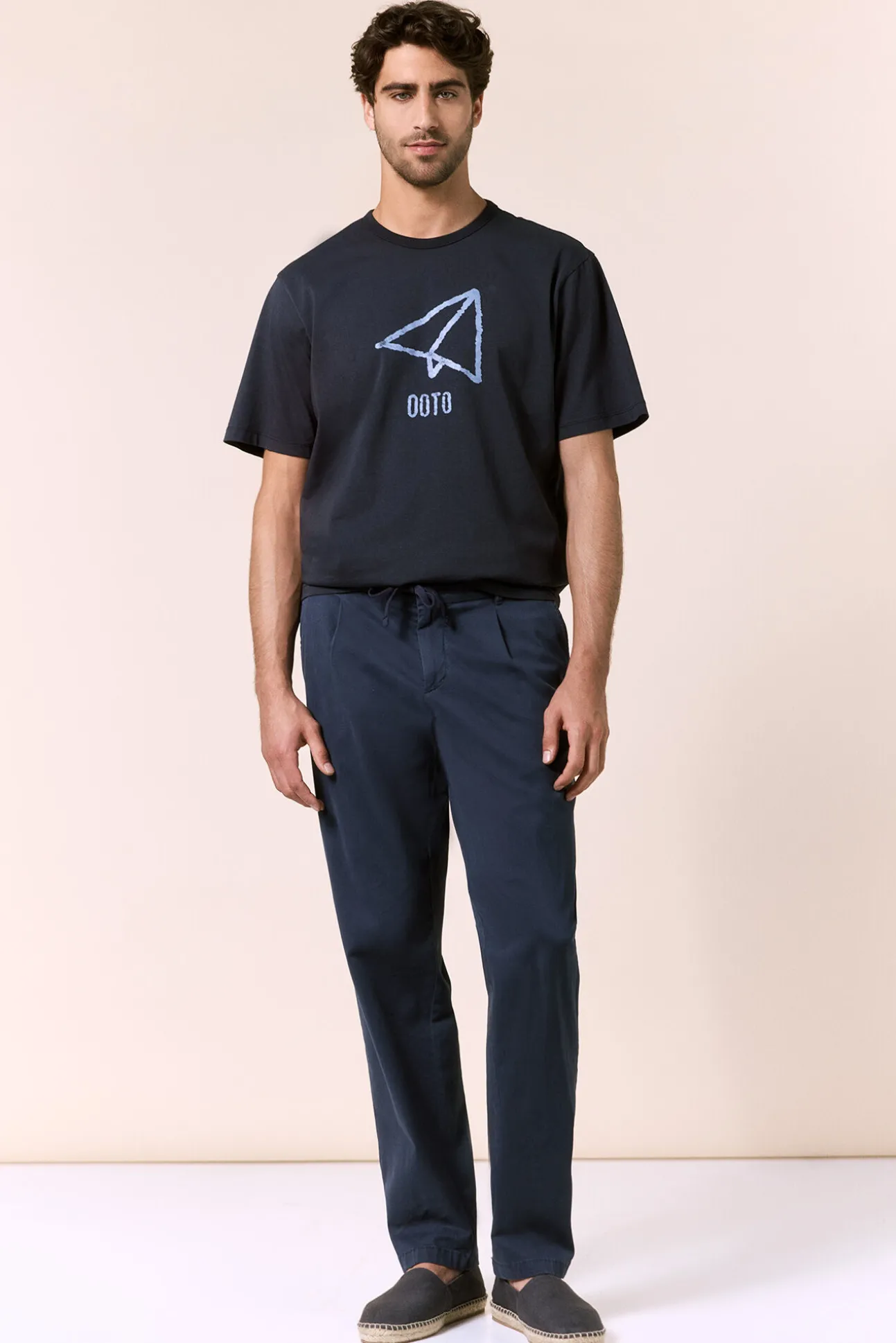 T-shirt com logo grande