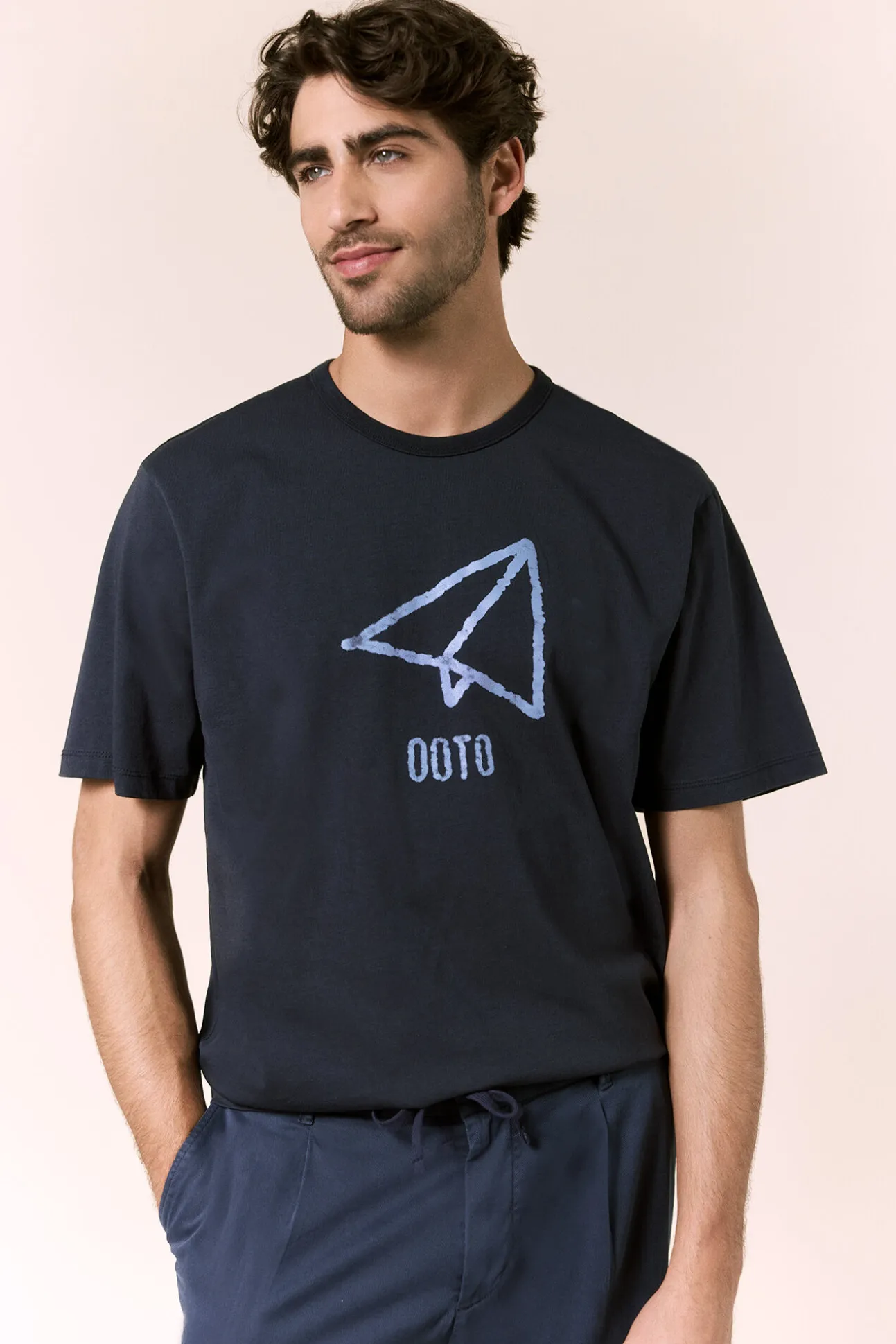 T-shirt com logo grande