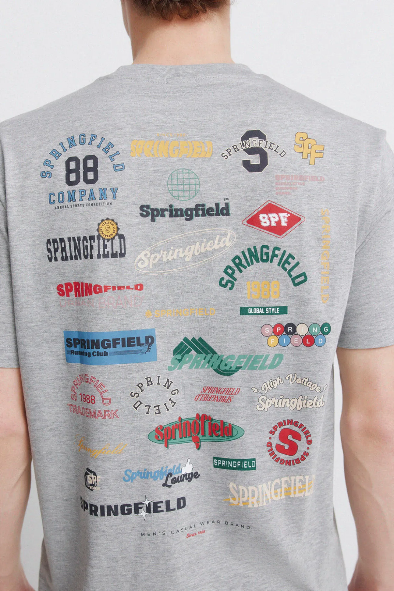 T-shirt com logótipos em vigoré