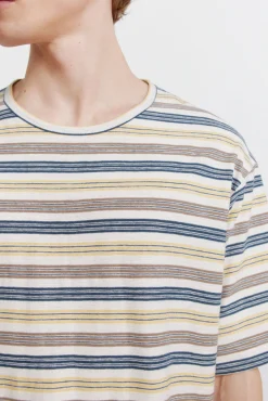 T-shirt às riscas