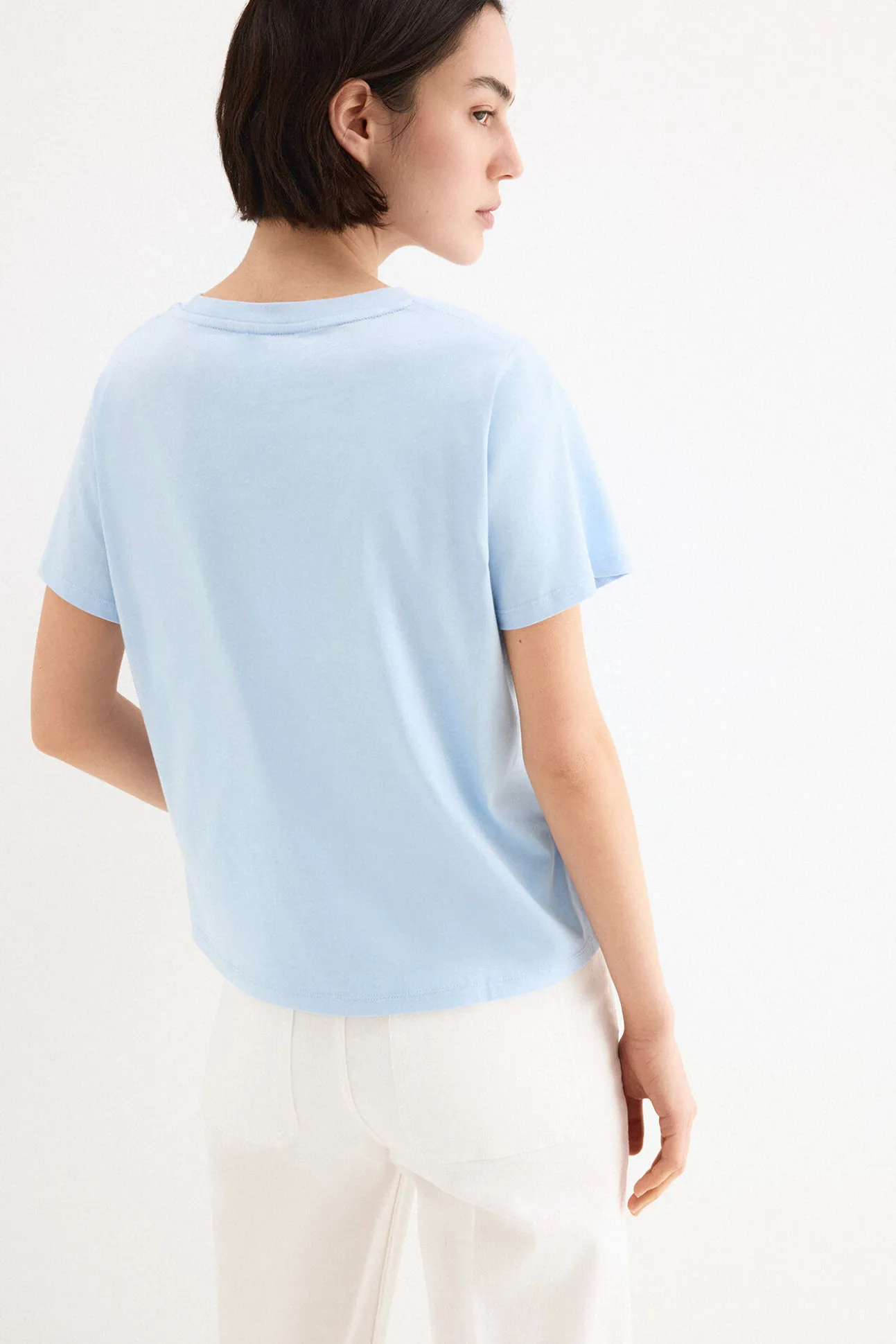 T-shirt básica com plaquinha