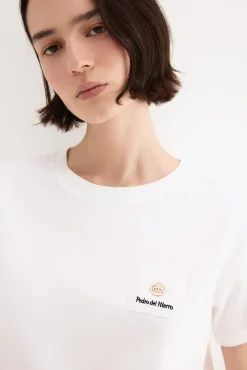 T-shirt básica com plaquinha