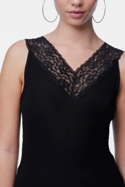 T-shirt básica. Detalhe de renda no decote e alças.