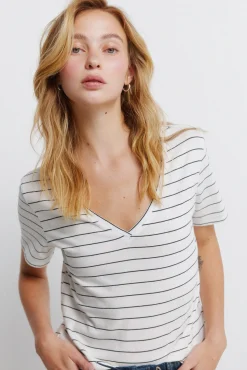 T-shirt básica em algodão gola em bico