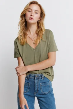 T-shirt básica em algodão gola em bico