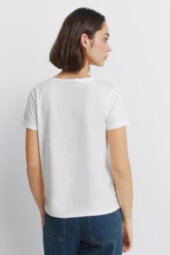 T-shirt com mangas dobradas