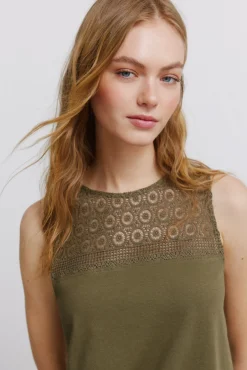 T-shirt de alças bordada